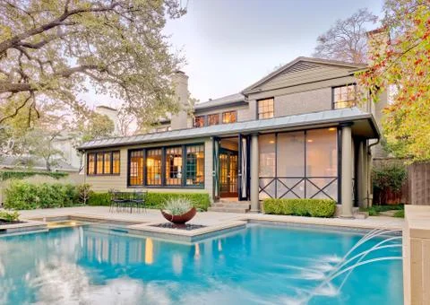Dusk view of spacious pool Foto stock