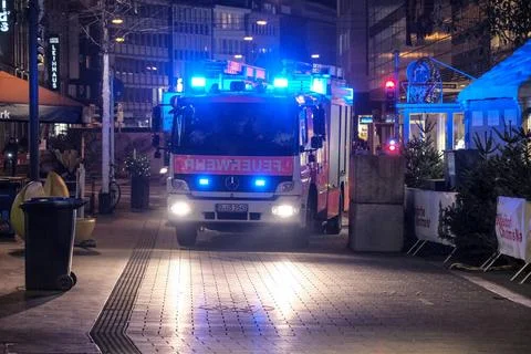 Düsseldorf 01.12.2022 Feuerwehr Blaulicht Sondersignal Notfall Rettungsei.. Stock Photos
