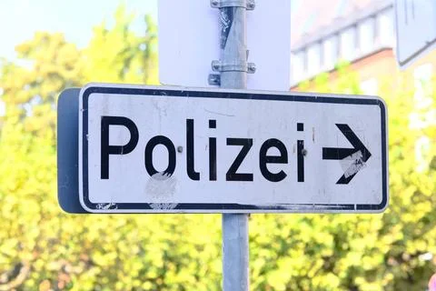   Düsseldorf 11.10.2023 Polizei Polizeiwache Polizeistation Hinweisschild .. Stock Photos