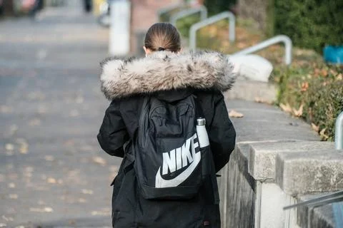  Düsseldorf 14.12.2022 Nike Rucksack Teenager Trinkflasche Pelzkragen Fake.. Stock Photos