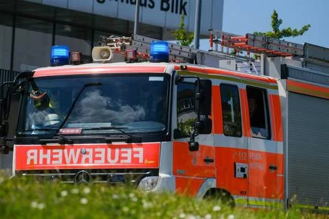  Düsseldorf 19.05.2023 Feuerwehr Notarzt Blaulicht Sondersignal Notfall Re.. Stock Photos