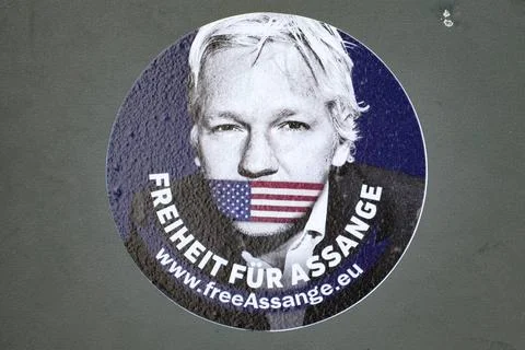   Düsseldorf 19.09.2023 Free Assange Freiheit für Aufkleber Protestaufkleb. Stock Photos