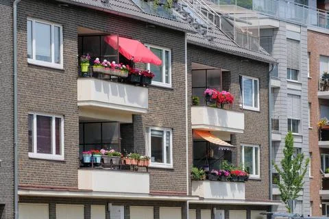  Düsseldorf 26.06.2021 Balkon Balkonien Urlaub Wohnung Mietswohnung Mehrfa.. Stock Photos