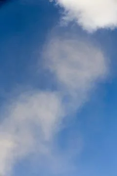 A dust devil blows through the Kern River oilfield in Oildale, Bakersfield, C Foto stock