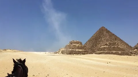 A dust devil at the Pyramids of Giza 動画素材 266156503