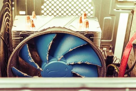 Dust that eventually settles on the computer's cooling processor. Cleaning .. Foto stock