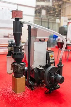 Dust extraction system featuring cylindrical air filter, conical hopper, co.. 库存照片