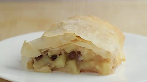 Dusting apple strudel with icing sugar Video stock 24665804