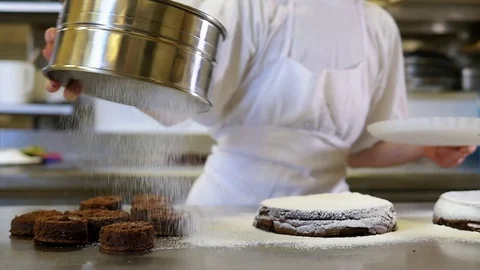 Dusting a chocolate cake Video stock 76729069