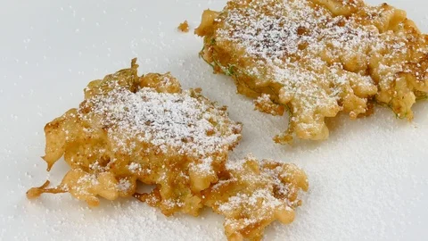 Dusting elderflower fritters with sugar closeup 4k Stockbeeldmateriaal 124833518