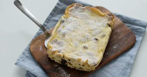 Dusting powdered sugar on a cheesecake 스톡 동영상 91351424