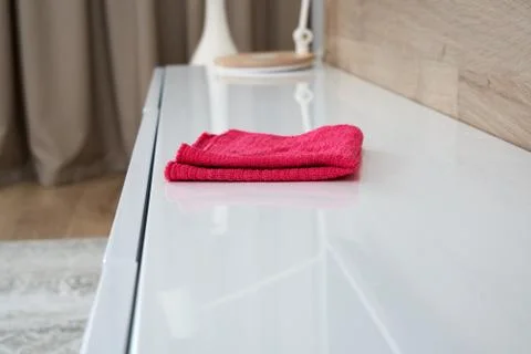 Dusting rag laying on a shelf surface. Cleaning concept Foto stock
