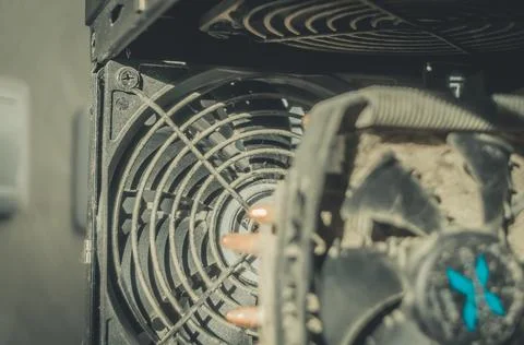 Dusty fan of the cooling system of the computer processor. Dirt on the fins of Foto stock