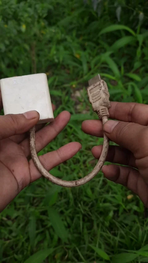 Dusty white video adapter cable, held in hands with rectangular box and gol.. 스톡 동영상 345113557