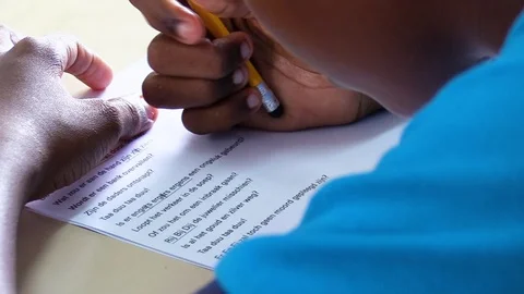 Dutch caribbean boy in classroom doing a Dutch test Vidéo 105829942