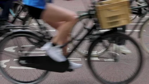 Dutch cyclists on a bicycle lane during rush hour Vidéo 343735746