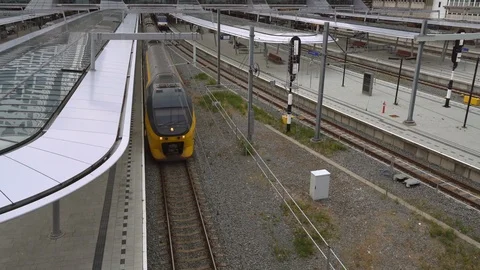 Dutch Double Decker Train arriving Видео 112361173