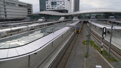 Dutch Double Decker train departing Видео 112360984