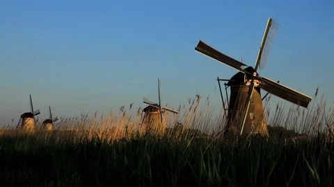 荷蘭童鎮風車   Dutch wind mill kinderdijk Stock Footage 147864447