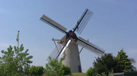 Dutch Windmill milling with open sails and Ten have sails with shutters Video stock 32850935