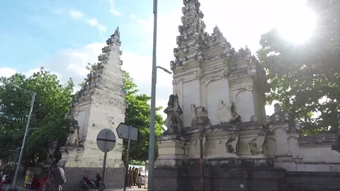 Dvarapala Statues at Entrance Split Gate, Kuta beach, Bali, Indonesia 库存影片 303224794