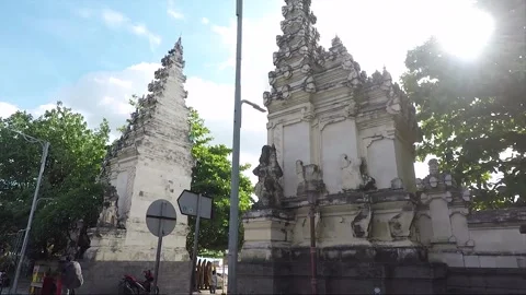 Dvarapala Statues at Entrance Split Gate, Kuta beach, Bali, Indonesia Vídeos de archivo 303224802