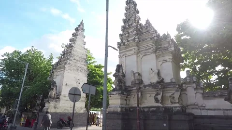 Dvarapala Statues at Entrance Split Gate, Kuta beach, Bali, Indonesia 스톡 동영상 303224825