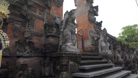 Dwarapala Statue at the Temple Entrance, Split Gate, Ubud, Bali, Indonesia Vídeo Stock 286054729