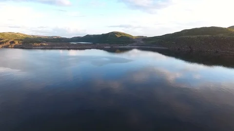 Dwarf birch, moss-covered stones. A large lake in Russia, Murmansk region, Kola 库存影片 104546411