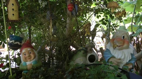 Dwarf statues in garden Vídeos de archivo 52781191