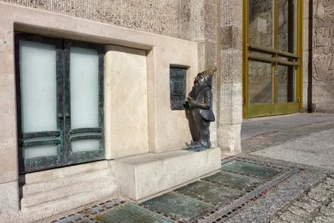 Dwarf using cash machine in Wroclaw Stockfoto's