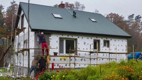 Dwukoły, Poland, 21 October 2017: Workers renovating house facade 库存影片 81380420