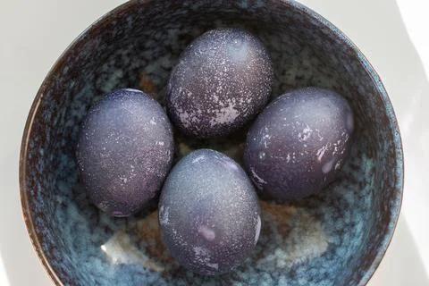 Dyed blue and marble easter eggs in bowl Stock Photos