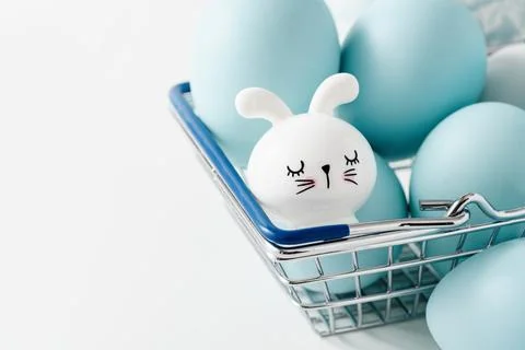 Dyed blue Easter eggs and bunny in the basket. Easter holiday concept. Foto stock