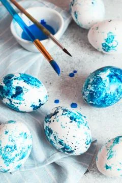 Dyed Easter eggs. ?lassic blue Easter eggs on the grey background. Blue speck Foto stock