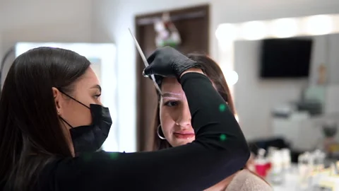 Dyeing and shaping of eyebrows Stockbeeldmateriaal 146531115