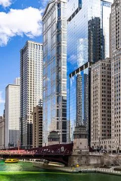 Dyeing River Chicago St Partick Day. Chicago Skylines building along green... Fotos de archivo