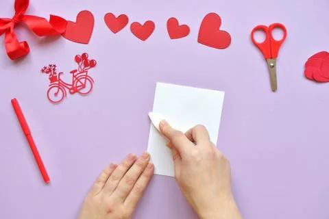 DYI master - class on creating cards for Valentine's Day. scrapbooking with r Foto stock