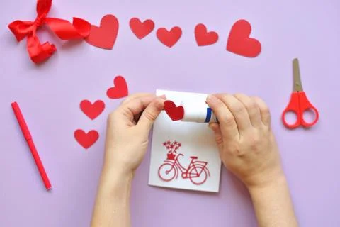 DYI master - class on creating cards for Valentine's Day. scrapbooking with r Foto stock