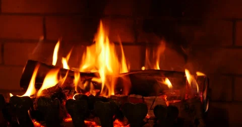 The dying embers in the fireplace Vídeos de archivo 57093454