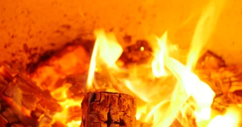 The dying embers in the fireplace 库存影片 61733517