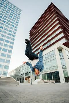 Dynamic acrobat performing an impressive breakdance flip in an energetic and Foto stock