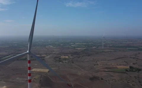 Dynamic Aerial Angle Capturing Massive Wind Turbine Blade Rotation Vídeo Stock 342488509