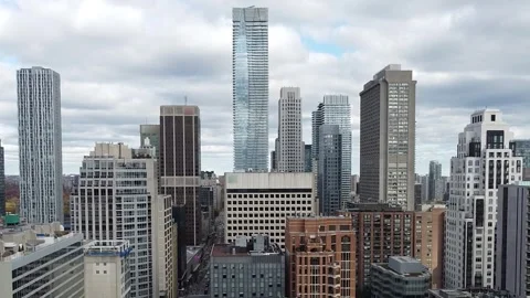 Dynamic aerial drone footage captures Toronto cityscape with skyscrapers un.. Vidéo 334842546
