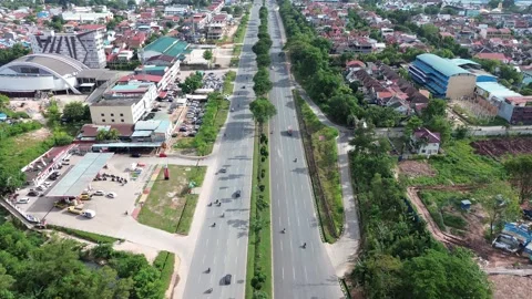 Dynamic Aerial Perspective of a Bustling Tropical Urban Artery Connecting Video stock 320107756