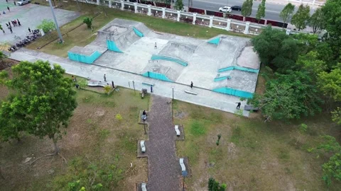 Dynamic Aerial Perspective of a Vibrant Urban Skate Park and Lush Green Rec.. Video stock 339036562