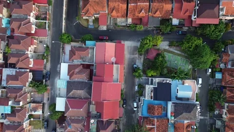Dynamic aerial survey of densely packed urban residential architecture, rev.. Video stock 339032963