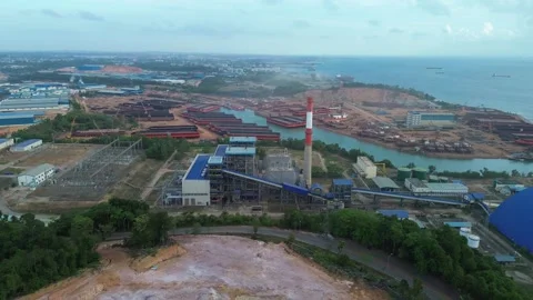 Dynamic aerial view of an expansive coastal industrial energy complex and b.. Stock Footage 337268588