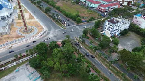 Dynamic Aerial View: Intersecting Urban Arteries, Vehicular Flow, and Moder.. Video stock 339037306