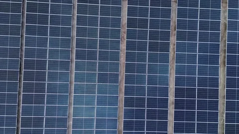 Dynamic Aerial View of a Large-Scale Photovoltaic Farm Generating Sustainab.. Video stock 335192228